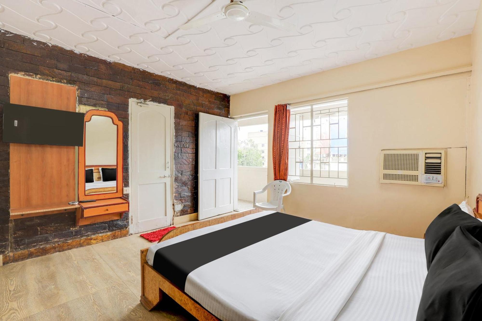 Hotel O Ellis Ahmedabad Buitenkant foto
