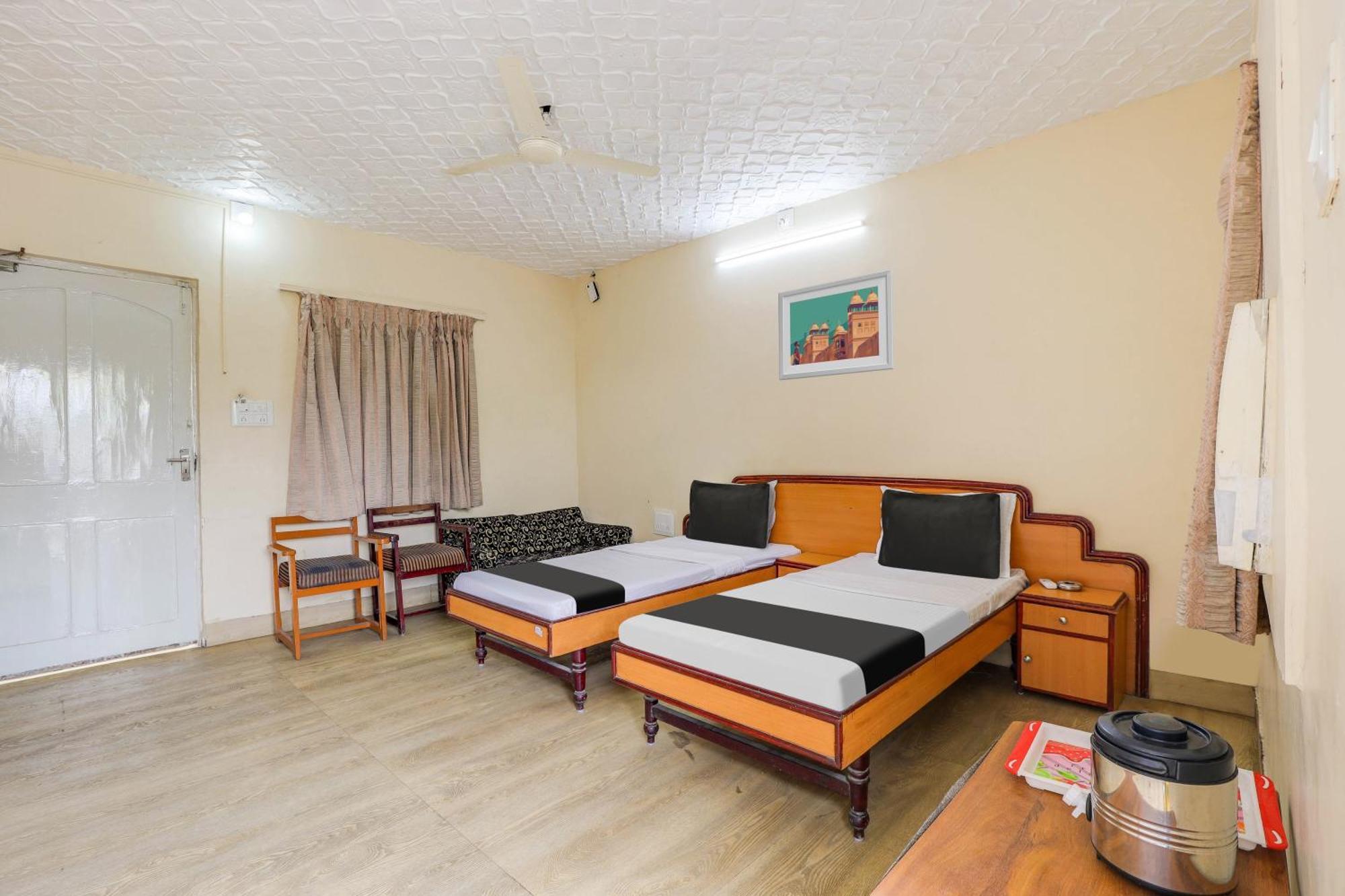 Hotel O Ellis Ahmedabad Buitenkant foto