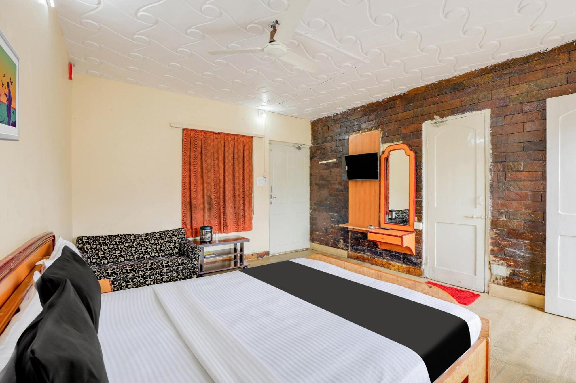 Hotel O Ellis Ahmedabad Buitenkant foto