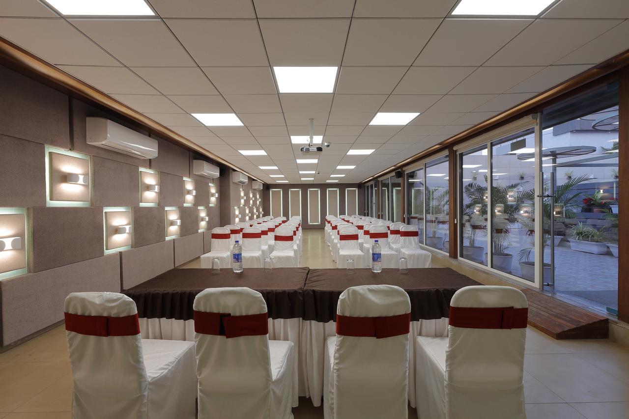Hotel O Ellis Ahmedabad Buitenkant foto