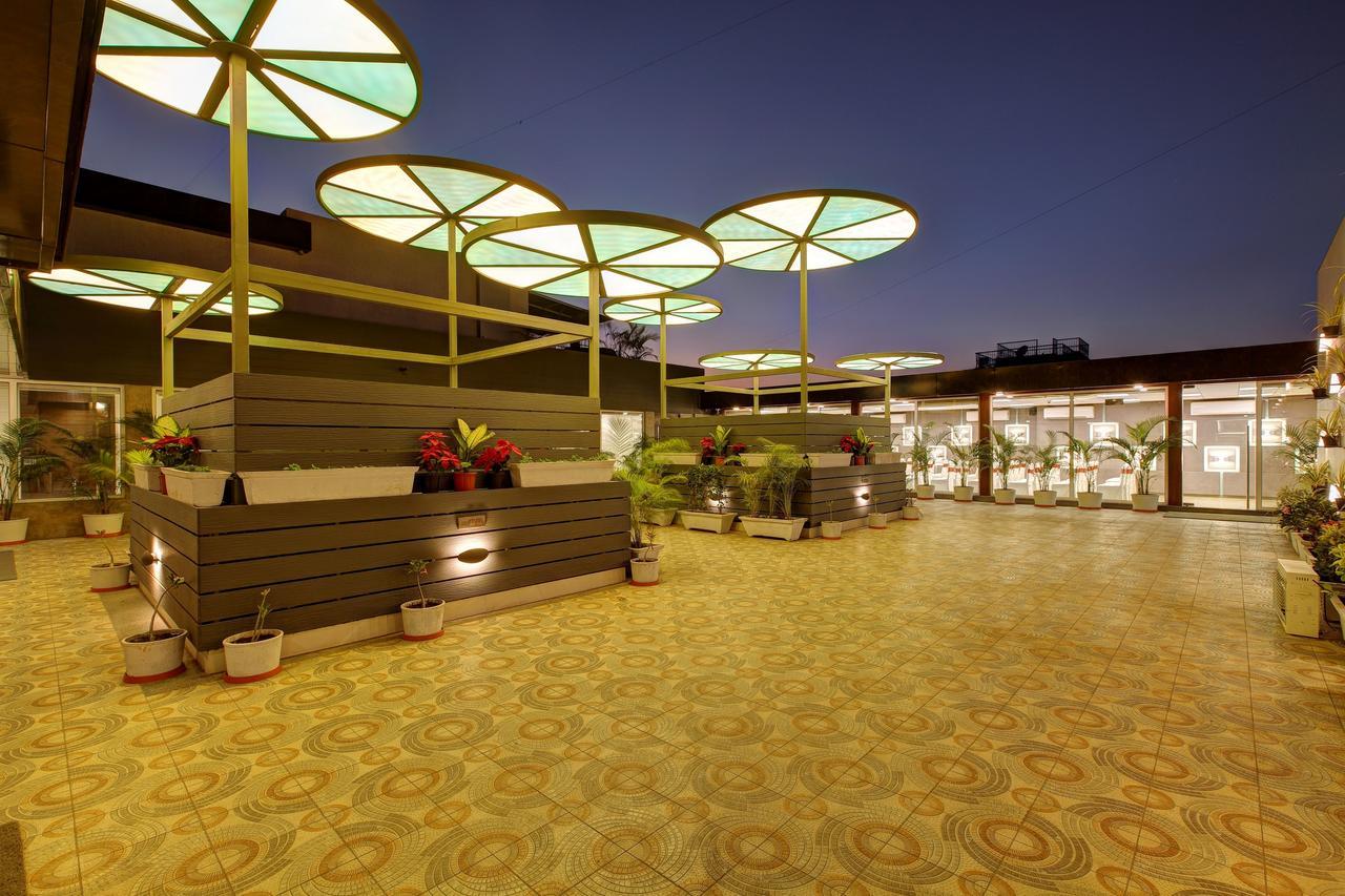 Hotel O Ellis Ahmedabad Buitenkant foto