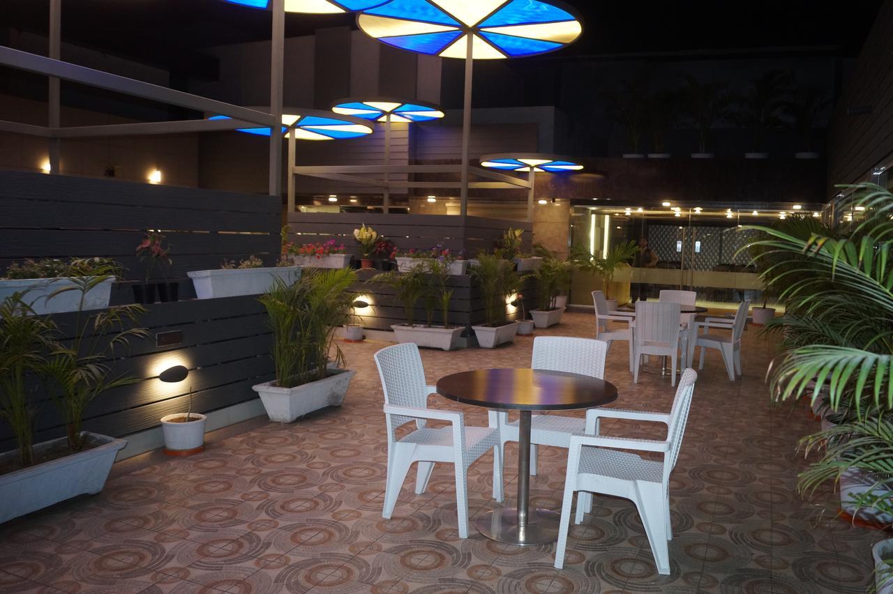 Hotel O Ellis Ahmedabad Buitenkant foto